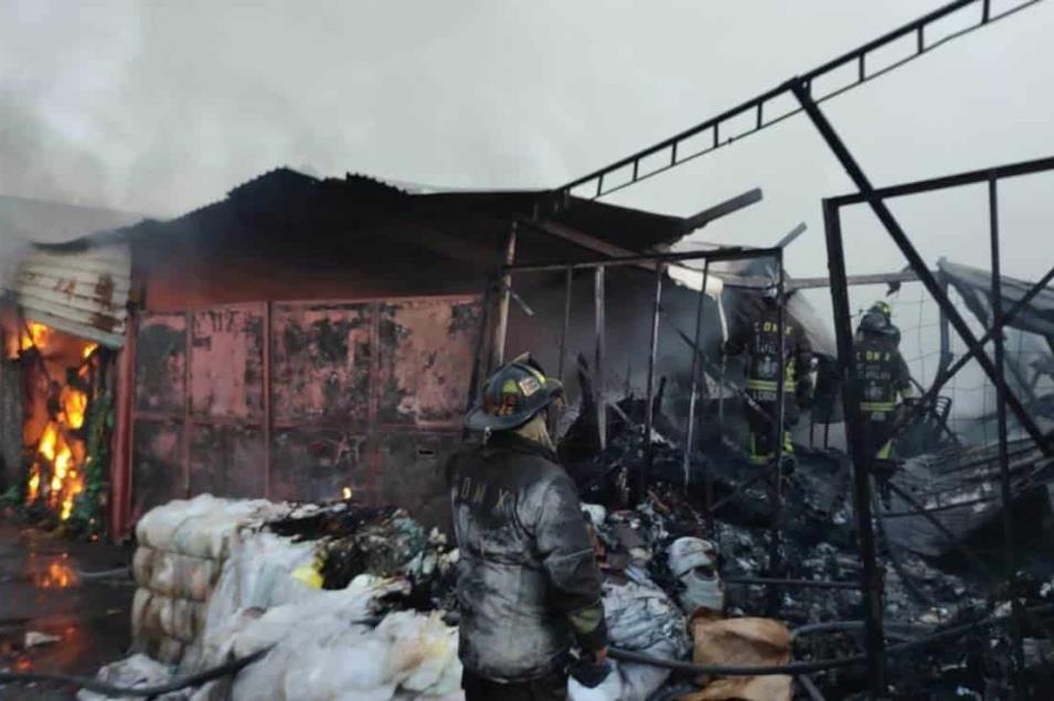 Se Incendia Fabrica De Plasticos En Ciudad De Mexico Focus 0 0 955 636