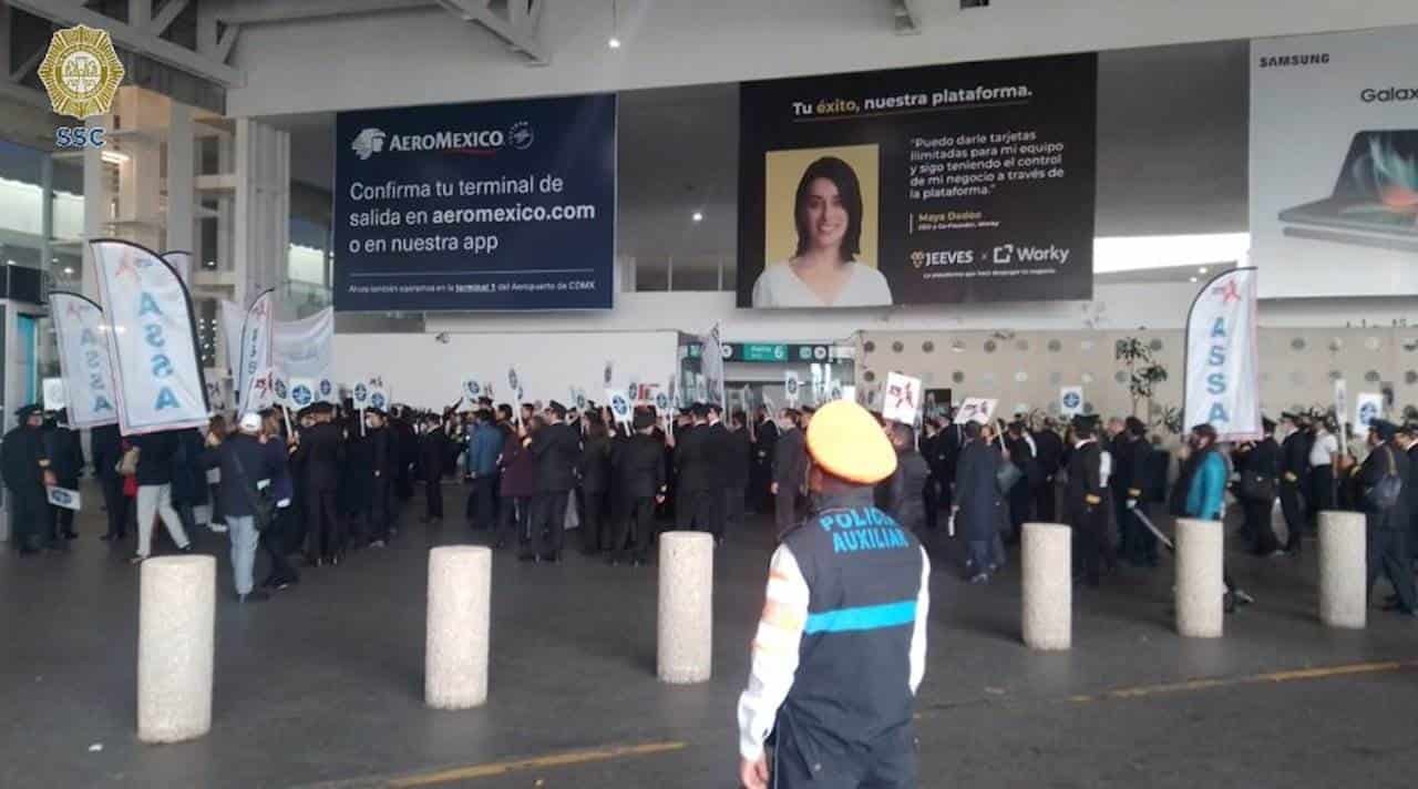 Pilotos De Aeromar Se Manifiestan En La Terminal 2 De Aeropuerto De Cdmx