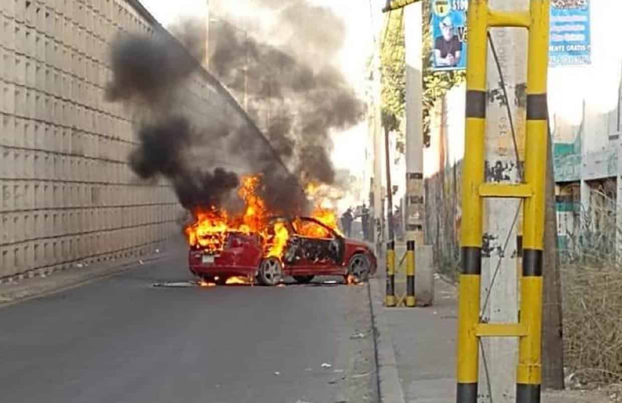 Celaya Guanajuato Bloqueos Vehiculos Incendiados Balacera Policia Muerto 1