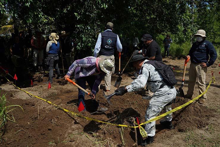 Elementos Seguridad Escabando En Zona De Fosas Cover