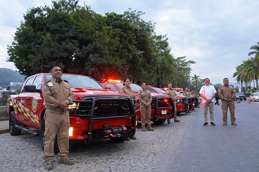 Entrega de camionetas 2 Entregan cinco camionetas equipadas a PC y Bomberos