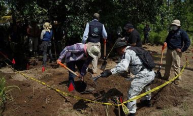 Elementos Seguridad Escabando En Zona De Fosas Cover