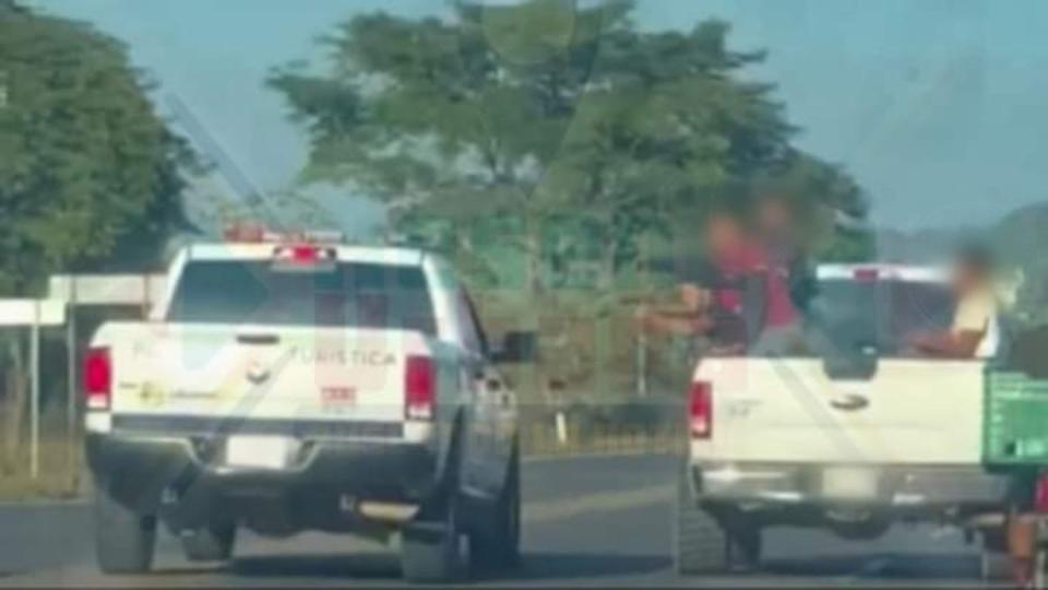 Hombres Armados En Una Camioneta Blanca Atacando A Policia Estatales En Guayabitos Cover