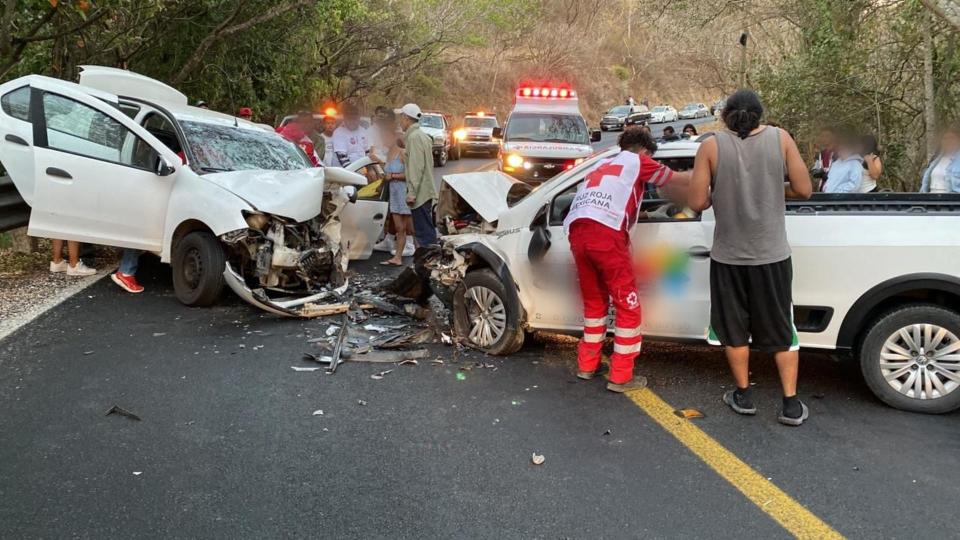 Choque Entre Un Sedan Y Una Camioneta En La Carretera 200 Cover