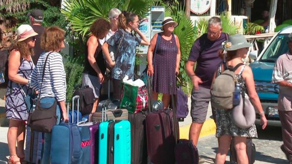 Turistas Extranjeros Con Sus Maletas Cover