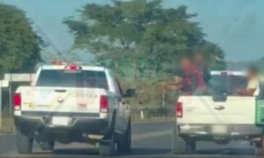 Hombres Armados En Una Camioneta Blanca Atacando A Policia Estatales En Guayabitos Cover