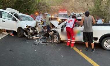 Choque Entre Un Sedan Y Una Camioneta En La Carretera 200 Cover