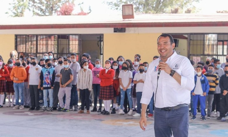 Apoya Roberto A Escuela 2