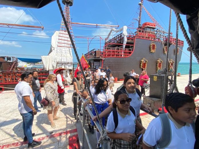 Premian A Alumnos De Isla Mujeres Con Paseo En Barco Pirata