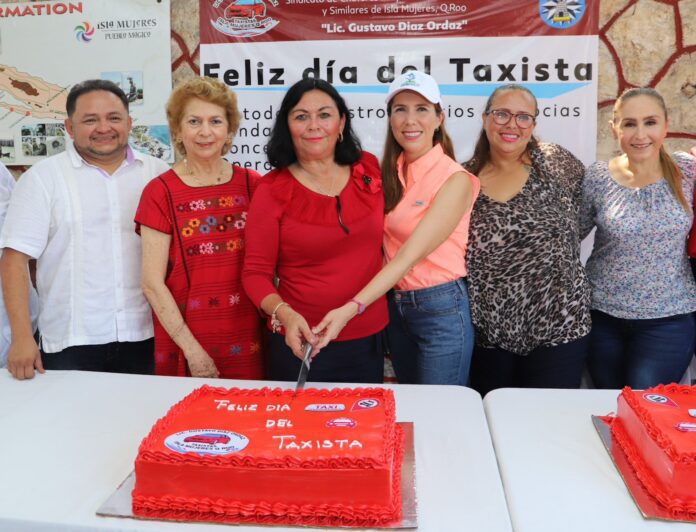 Felicita Atenea Gomez A Los Taxistas En Su Dia 696x532 1