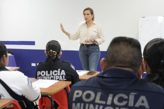 La Presidenta Municipal Lili Campos Capacita A Elementos Policiales En Etica 696x464 1