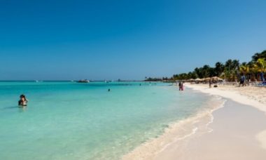 Atenea Gocc81mez Mantiene Limpias Y Libres De Sargazo Las Playas De Isla Mujeres 696x365 1