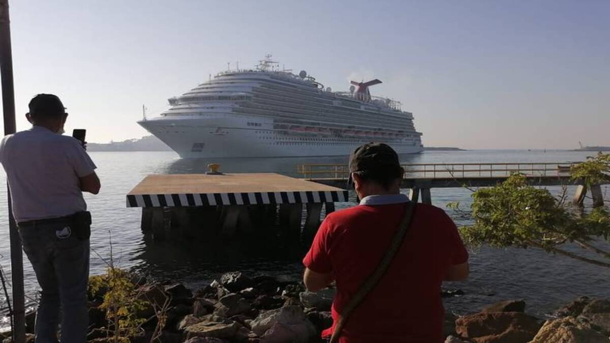 Turistas En Dos Cruceros4