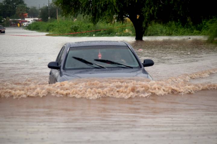 Lluvias En Hermosillo Inundacion Auto En Un Charco