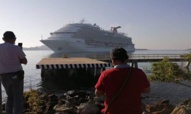 Turistas En Dos Cruceros4