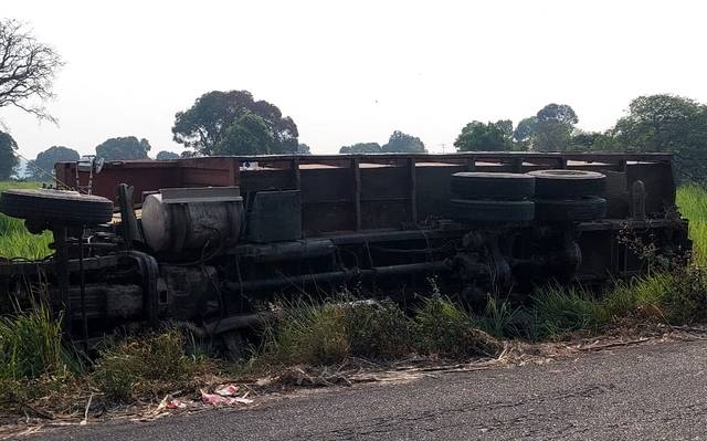 Se Volcó Un Camión Cargado De Caña En La Carretera Córdoba Veracruz