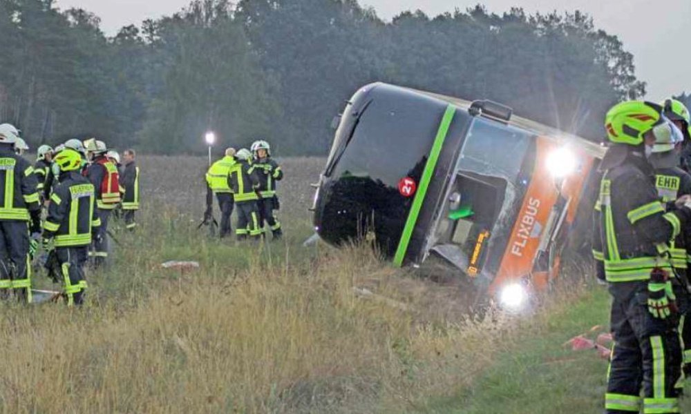 Autobús Flixbus volcó en Alemania dejando más de 20 heridos
