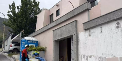 Pedreiro fica a três metros de distância do trabalho em Monterrey