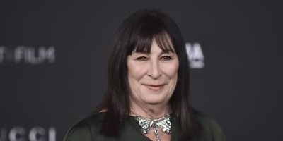 Anjelica Huston enthüllt ihren Kampf gegen den Krebs und ihre neue Lebensvision