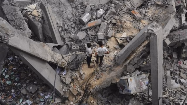 Ataques en Gaza destruyen maquinaria clave para rescates y reconstrucción