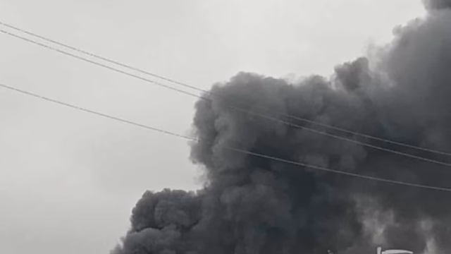 Bomberos combaten incendio en bodega de plásticos en Apodaca