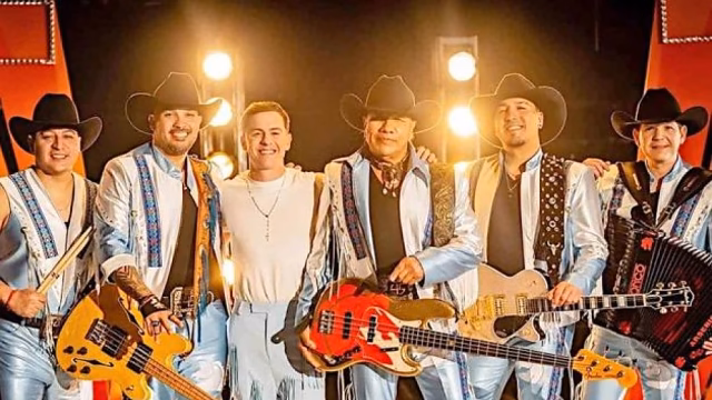 Bronco y Guaynaa reinventan un clásico con tacones y reguetón