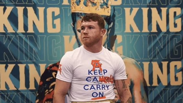 Canelo Álvarez liegt im Kommentator im Ring unempfindlich zurück