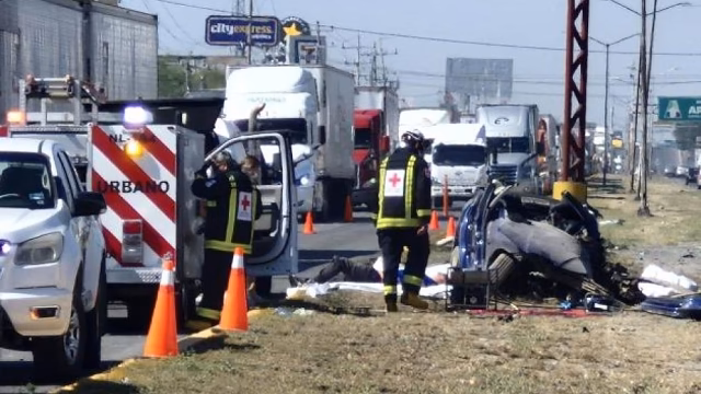 Choque de tráileres enciende la autopista a Laredo y cobra una vida