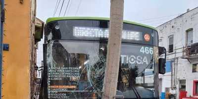 Collision between routes leaves four injured in the center of Monterrey