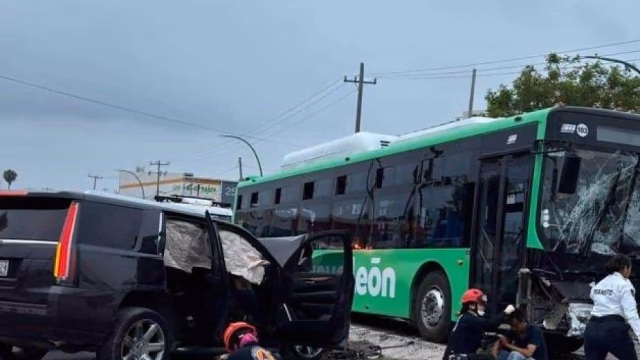 Choque frontal entre camioneta y Ecovía deja ocho heridos en Guadalupe