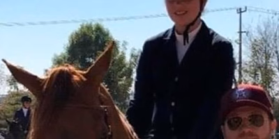 Emily Álvarez, Canelos Tochter, die die Reitkunst beherrscht