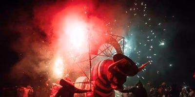 Uma festa perigosa onde fogos de artifício e caos se disfarçam de tradição
