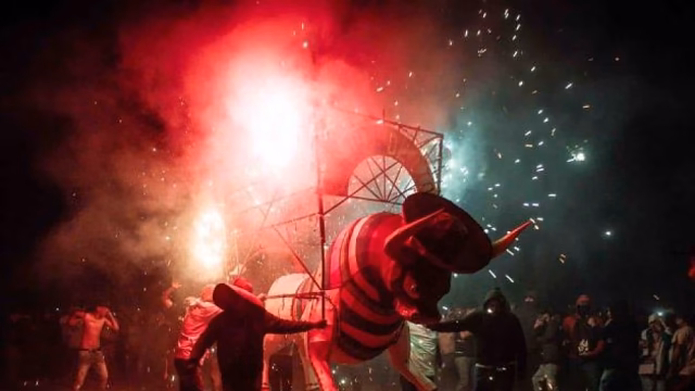 La peligrosa fiesta donde la pirotecnia y el caos se disfrazan de tradición