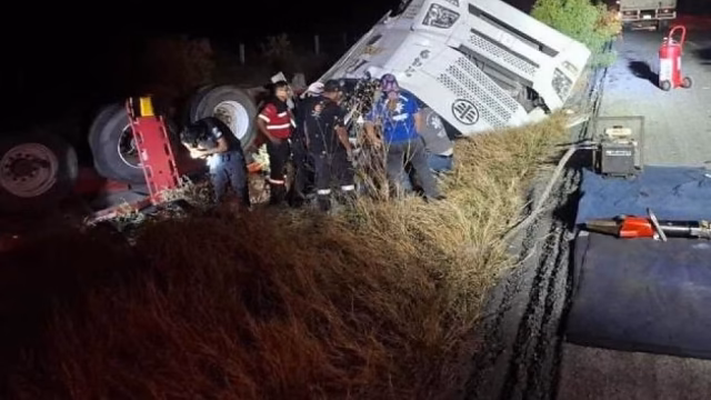 Mujer queda prensada tras volcadura de tractocamión en Mina