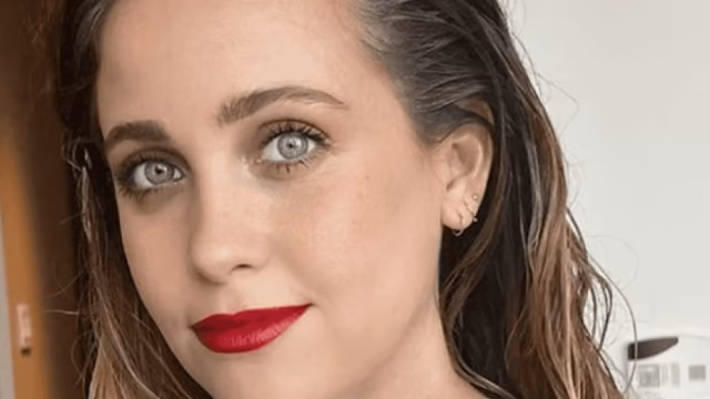 Natasha Dupeyrón celebra con lágrimas su graduación de preparatoria