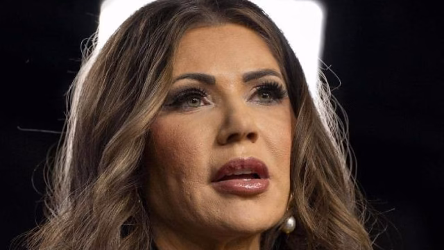 Roban el bolso de la secretaria de Seguridad Nacional Kristi Noem