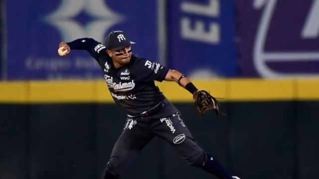 Sultanes de Monterrey domina a los Acereros con explosión ofensiva