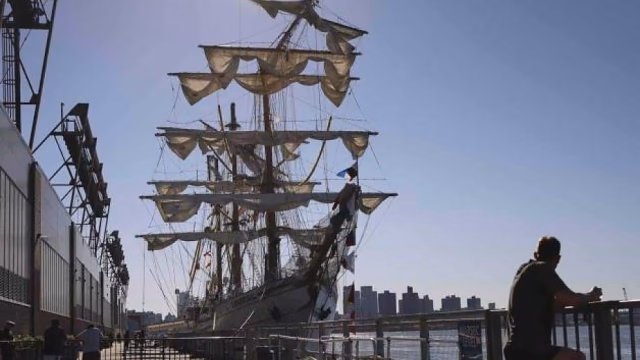 El buque Cuauhtémoc sufrió falla mecánica antes de chocar con puente