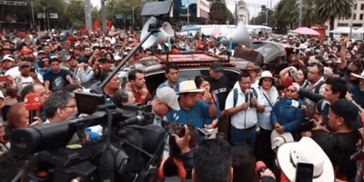 The federal government negotiates with the CNTE but avoids touching the pension law