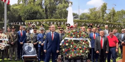 Embajador de EU rinde homenaje a militares caídos en México