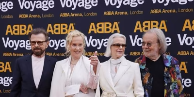 ABBA surprises with live appearance during its digital concert