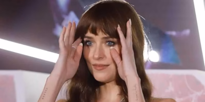 Dakota Johnson aparece sin anillo de compromiso tras confirmarse su separación de Chris Martin