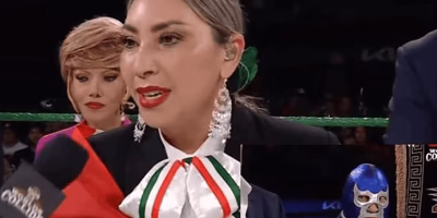Deyra Barrera comete error al cantar el Himno Nacional en evento WWE