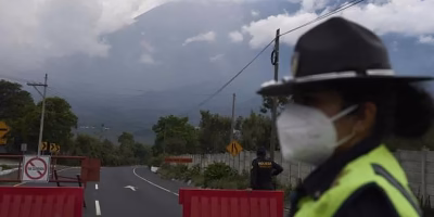 The Fuego volcano repeats its pyrotechnic show with ash included