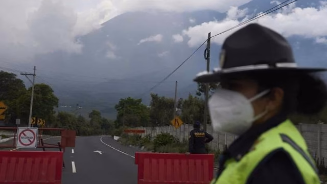 El volcán de Fuego repite su espectáculo pirotécnico con ceniza incluida