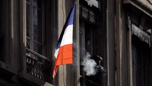 Francia prohíbe fumar en espacios públicos para proteger a menores