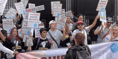 They protest with mariachis against the ban on vaping devices