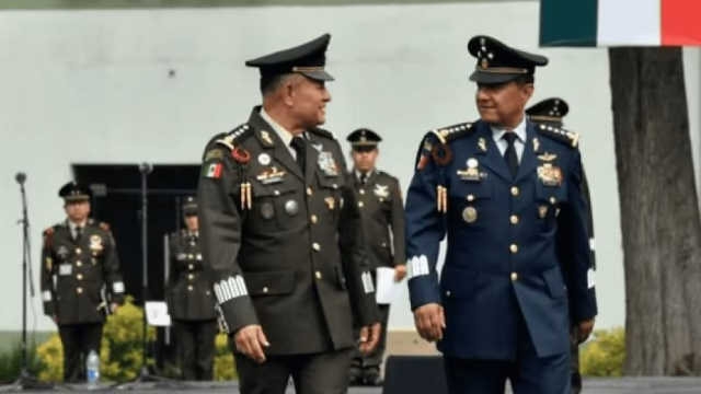 Román Carmona asume el mando de la Fuerza Aérea en México