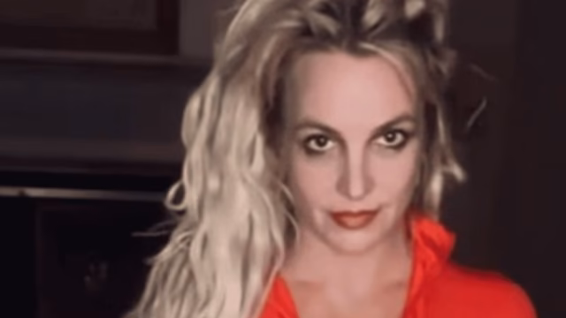 Britney Spears y su épica batalla contra los objetos inanimados