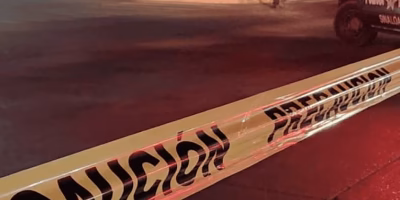 Hombre carga cabeza humana por las calles de Coatepec